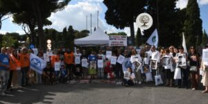 Presidio di protesta durante le manifestazioni a Roma e Milano contro le uccisioni di animali in Cina.
